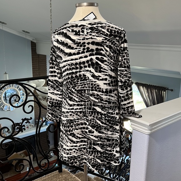 Black & White Abstract Top or Cover-Up - Picture 6 of 8